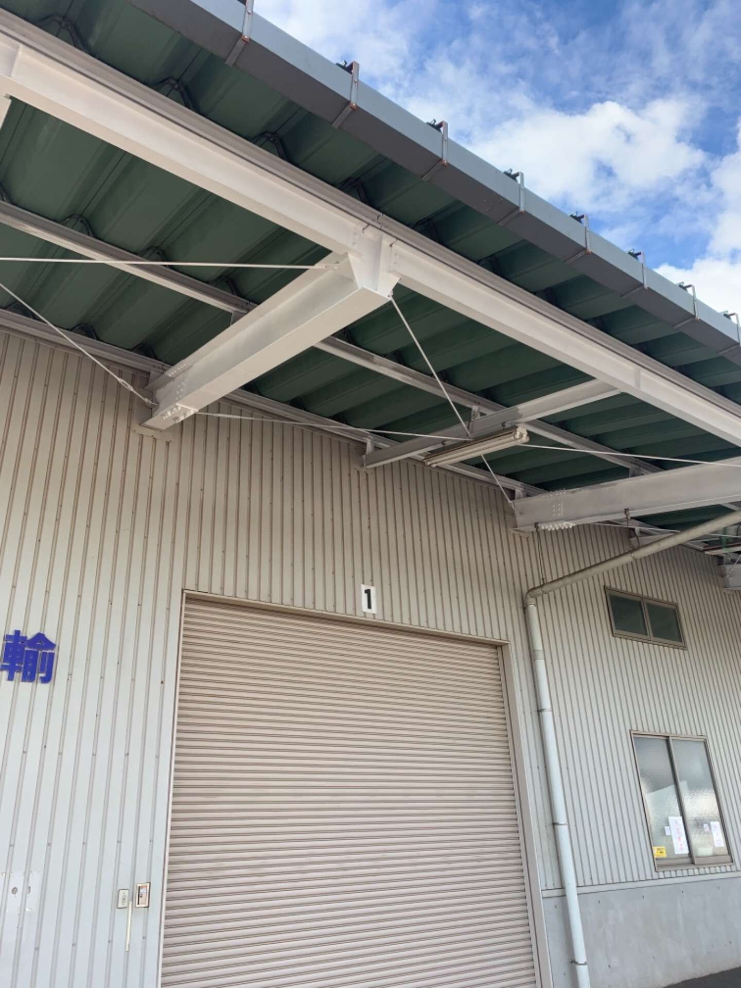 軒下の錆止め塗りが終わりました！　（八街市の運送会社で運転手と助手を募集しています）